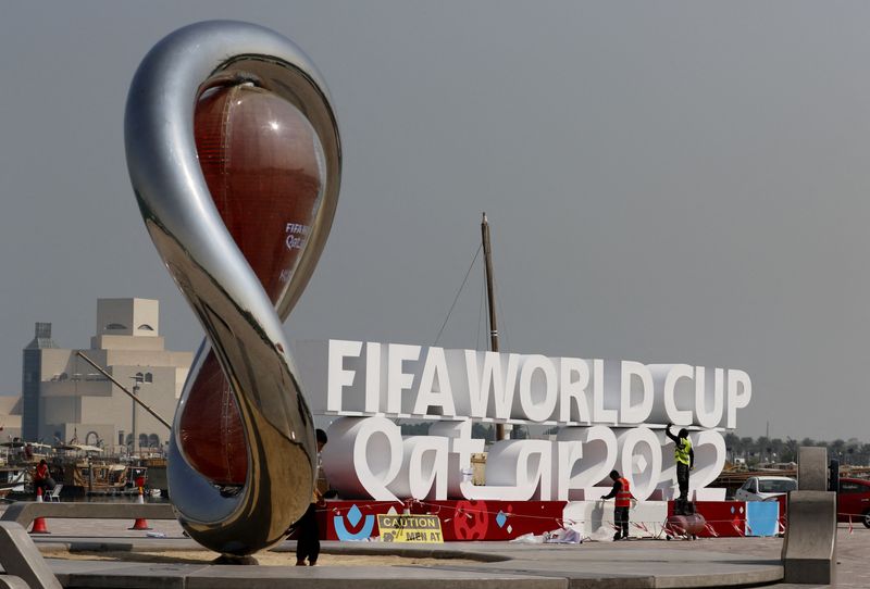 &copy; Reuters. مجسم لشعار كأس العالم لكرة القدم في الدوحة يوم 26 أكتوبر تشرين الأول 2022. تصوير: حمد محمد - رويترز.

