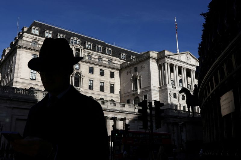 &copy; Reuters. Une personne passe devant la Banque d'Angleterre à Londres. /Photo prise le 22 octobre 2021/REUTERS/Tom Nicholson