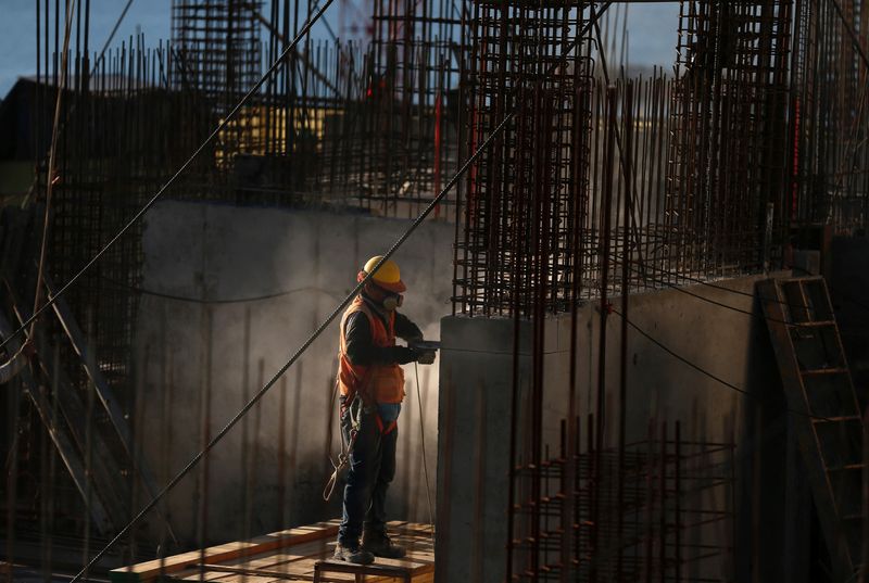&copy; Reuters. Imagen de archivo de un obrero trabajando en una obra de construcción de un proyecto urbanístico en Valparaíso, Chile. 25 de mayo, 2017. REUTERS/Rodrigo Garrido/Archivo
