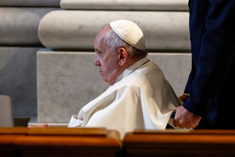 &copy; Reuters. البابا فرنسيس في كاتدرائية القديس بطرس بالفاتيكان يوم الأربعاء. تصوير:  جولييلمو مانجيابان - رويترز. 