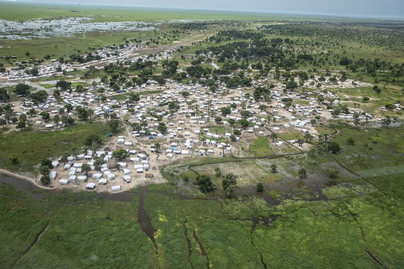 &copy; Reuters. جزء من بلدة لير في جنوب السودان في صورة جوية تم التقاطها بواسطة طائرة هليكوبتر تابعة للخدمات الجوية الإنسانية التابعة للأمم المتحدة الثلاث
