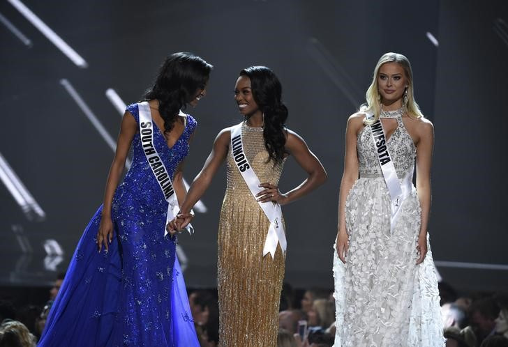 © Reuters. 2017 Miss USA  – Las Vegas, Nevada, U.S., 14/05/2017 - Three out of the five finalists, Miss South Carolina Megan Gordon, Miss Illinois Whitney Wandland and Miss Minnesota Meredith Gould, stand on stage. REUTERS/David Becker