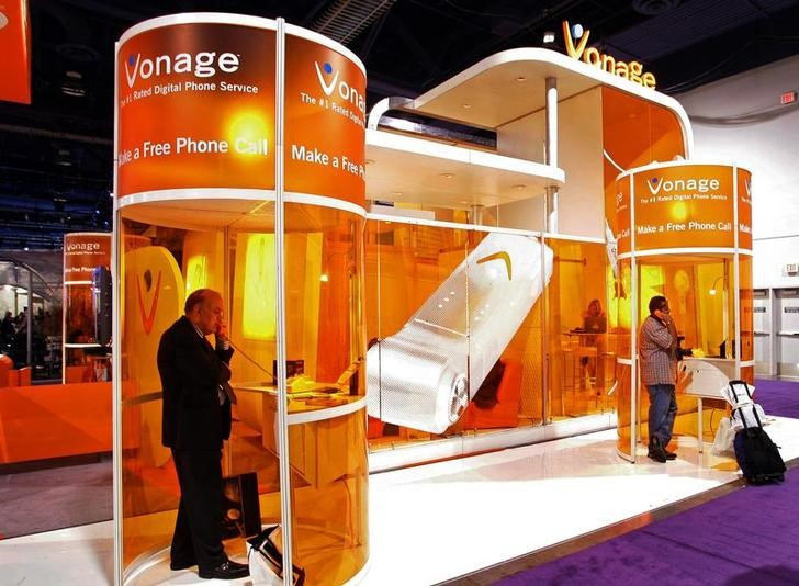 © Reuters. Show attendees make free calls at the Vonage booth during the Consumer Electronics Show (CES) in Las Vegas, Nevada January 8, 2008.  REUTERS/Steve Marcus