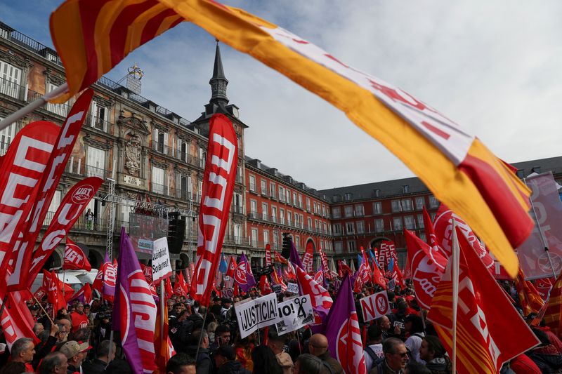&copy; Reuters. People gather at Plaza Mayor during a protest called by Spain's main labour unions to demand salary rise for workers amidst rising inflation, in Madrid, Spain November 3, 2022. REUTERS/Violeta Santos Moura