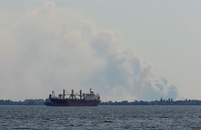 &copy; Reuters. La fumée s'élève derrière des navires sur le fleuve Dniepr dans la ville ukrainienne de Kherson sous contrôle russe. /Photo prise le 24 juillet 2022/REUTERS/Alexander Ermochenko