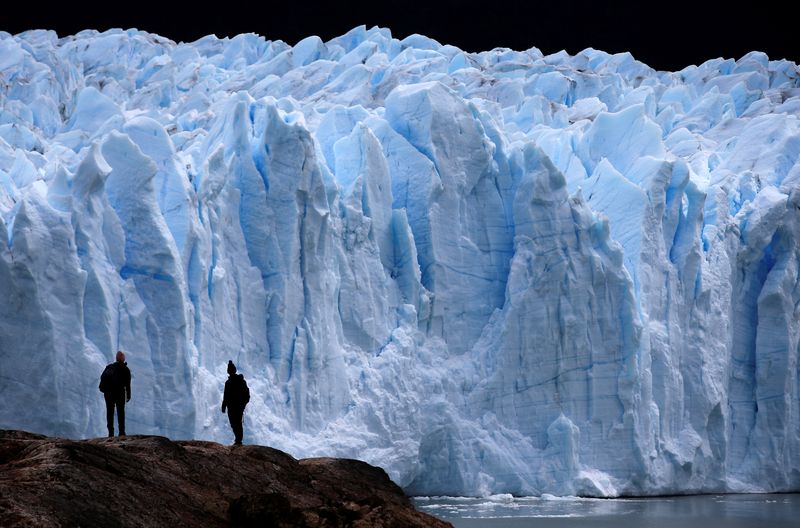 &copy; Reuters. Imagen de archivo de turistas mirando el glaciar Perito Moreno, cerca de la ciudad de El Calafate en la provincia patagónica de Santa Cruz, Argentina. 14 de enero, 2020. REUTERS/Agustin Marcarian/Archivo
