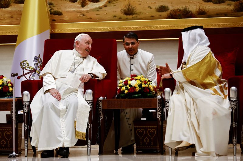 © Reuters. البابا فرنسيس خلال اجتماع مع العاهل البحريني الملك حمد بن عيسى آل خليفة في قصر الصخير يوم الخميس. تصوير: يارا ناردي - رويترز. 
