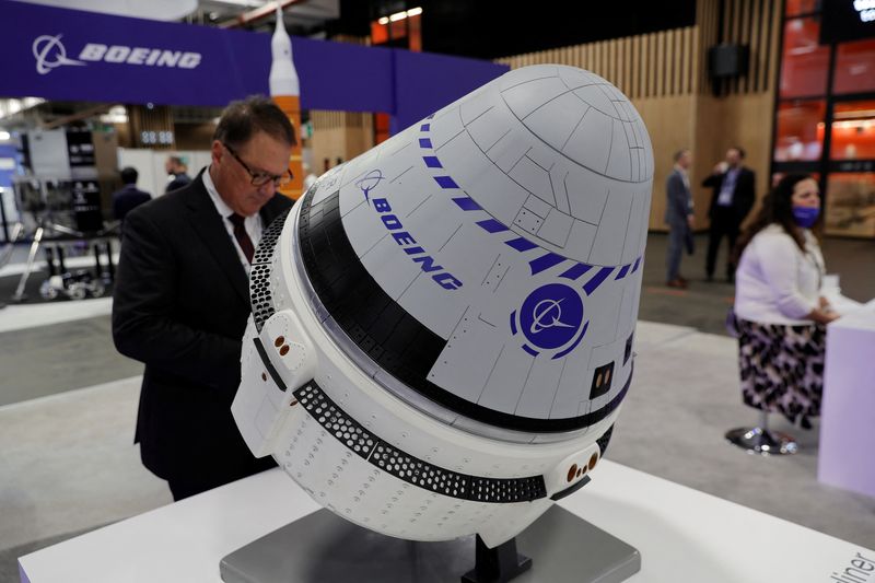 &copy; Reuters. FILE PHOTO: A visitor looks at a model of the Boeing Starliner astronaut capsule at the International Astronautical Congress (IAC) space exploration conference in Paris, France, September 20, 2022. REUTERS/Pascal Rossignol