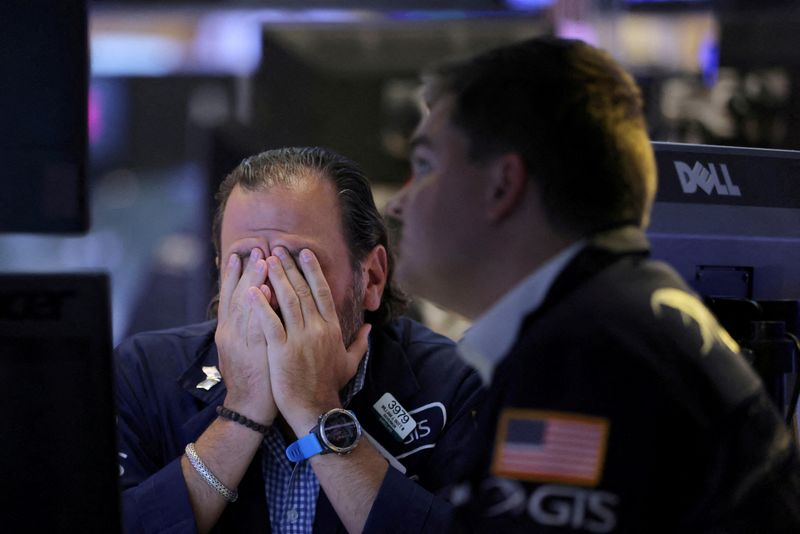 © Reuters. FILE PHOTO: Traders work on the trading floor at the New York Stock Exchange (NYSE) in Manhattan, New York City, U.S., September 13, 2022. REUTERS/Andrew Kelly