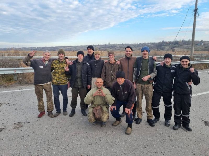 &copy; Reuters. Des prisonniers de guerre ukrainiens posent pour une photo après un échange de prisonniers avec la Russie, lieu inconnu/. Photo prise le 3 novembre 2022/REUTERS/ Chef du bureau présidentiel ukrainien, Andriy Yermak via Telegram