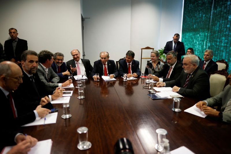 &copy; Reuters. Alckmin e outros membros da equipe de transição se reúnem com senador Marcelo Castro (no centro da cabeceira)
03/11/2022
REUTERS/Adriano Machado