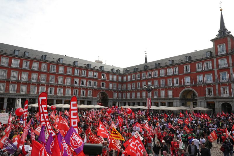 Des milliers de personnes manifestent à Madrid pour les salaires