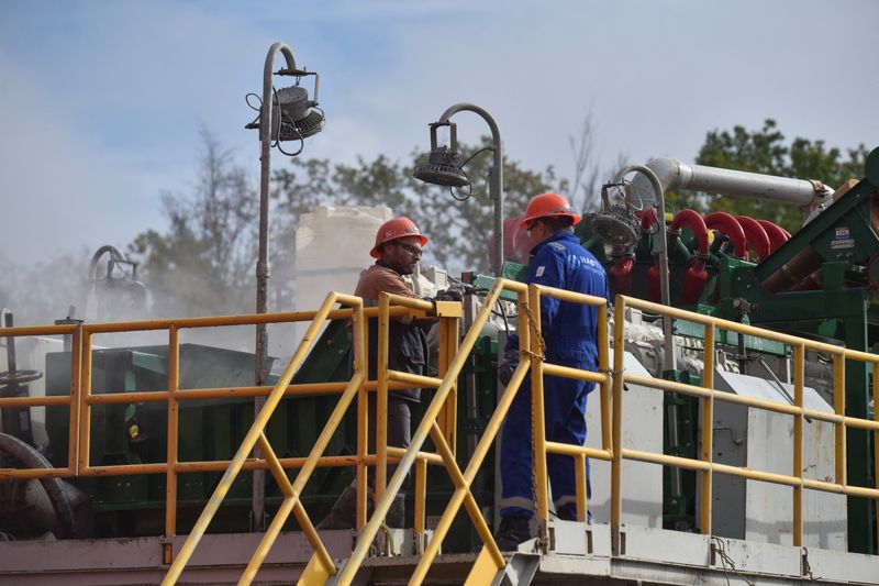 &copy; Reuters. FILE PHOTO: Employees work at a gas well of Ukraine's state energy company Naftogaz, as Russia's attack on Ukraine continues, in Lviv region, Ukraine October 1, 2022. REUTERS/Pavlo Palamarchuk