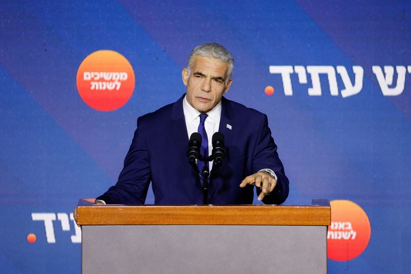 © Reuters. رئيس الوزراء الإسرائيلي يائير لابيد خلال خطاب في تل أبيب يوم الأربعاء. تصوير: عمير كوهين - رويترز.  
