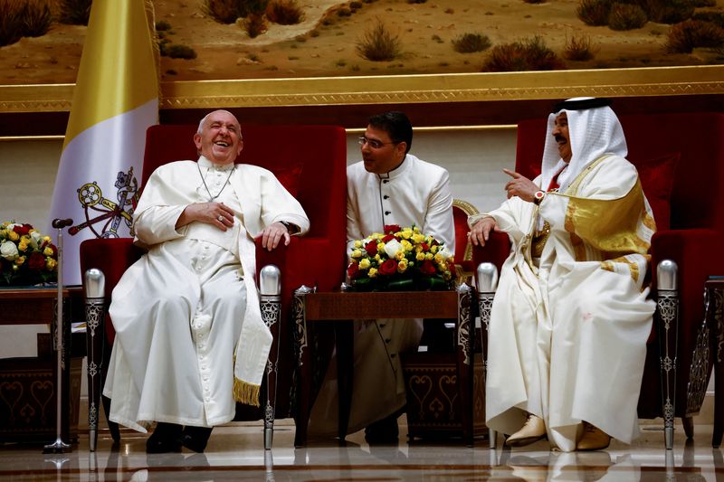 © Reuters. El papa Francisco reacciona durante un encuentro con el rey de Baréin, Hamad bin Isa Al Khalifa, en el palacio de Sakhir durante su viaje apostólico, al sur de Manama, Baréin. 3 de noviembre de 2022. REUTERS/Yara Nardi 