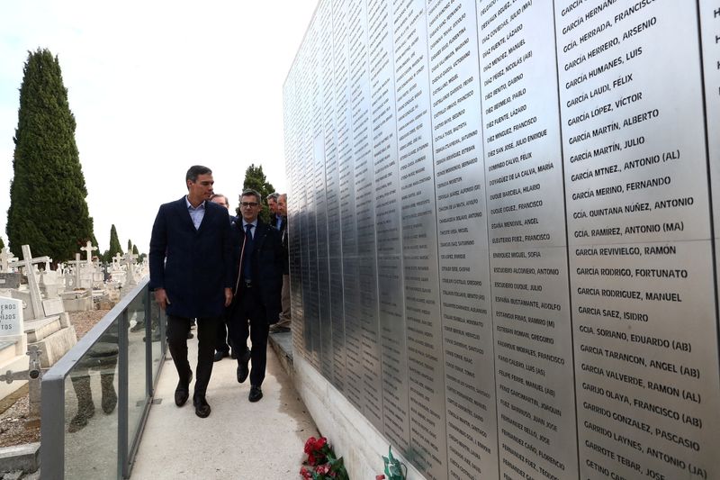 &copy; Reuters. FOTO DE ARCHIVO: El presidente del Gobierno español, Pedro Sánchez, camina junto a un muro con los nombres de personas asesinadas por las fuerzas del dictador Francisco Franco durante la guerra civil española, durante su visita al lugar de exhumación 