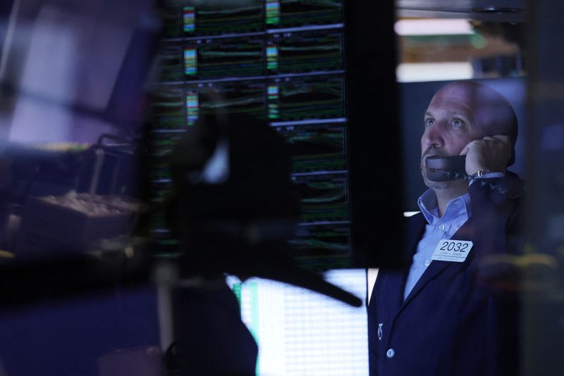 &copy; Reuters. Un trader travaille à la Bourse de New York (NYSE) à Manhattan, États-Unis. /Photo prise le 8 août 2022/REUTERS/Andrew Kelly
