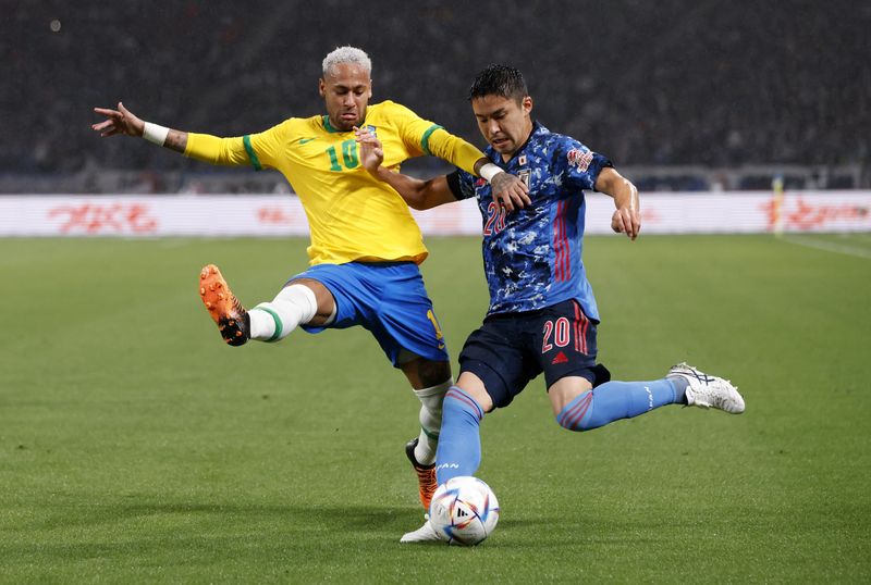 &copy; Reuters. ناكاياما (إلى اليمين) في صراع على الكرة مع البرازيلي نيمار خلال مباراة ودية لليابان يوم السادس من يونيو حزيران 2022. تصوير: ايساي كاتو - رويترز. 