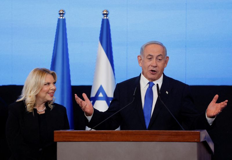 &copy; Reuters. Le chef du parti Likud Benjamin Netanyahu, accompagné de sa femme Sara, sa'dresse au au siège de son parti à Jérusalem lors des élections législatives. /Photo prise le 2 novembre 2022/REUTERS/Ammar Awad