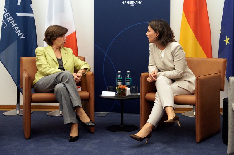 &copy; Reuters. La ministre allemande des Affaires étrangères Annalena Baerbock (droite) s'entretient avec la ministre française des Affaires étrangères Catherine Colonna en marge d'une réunion des ministres des Affaires étrangères du G7 à Münster, en Allemagne