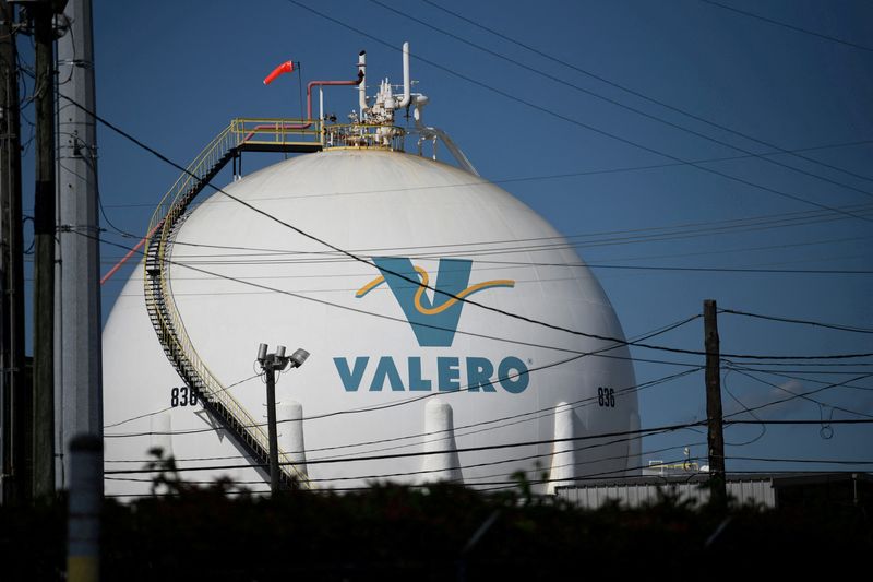 &copy; Reuters. FILE PHOTO: The Valero refinery next to the Houston Ship Channel is seen in Houston, Texas, U.S., May 5, 2019. REUTERS/Loren Elliott/File Photo/File Photo