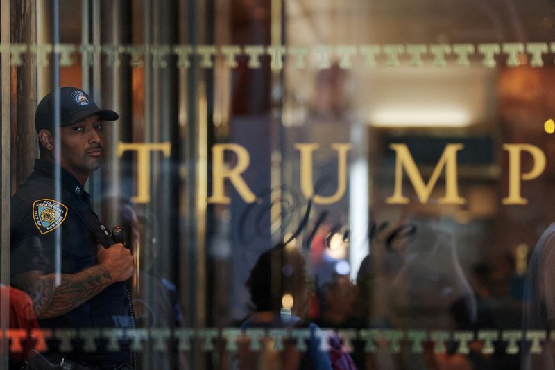 © Reuters. FILE PHOTO: A New York City Police Department (NYPD) officer stands guard inside Trump Tower in Manhattan, New York City, New York, U.S., August 12, 2022. REUTERS/Andrew Kelly/