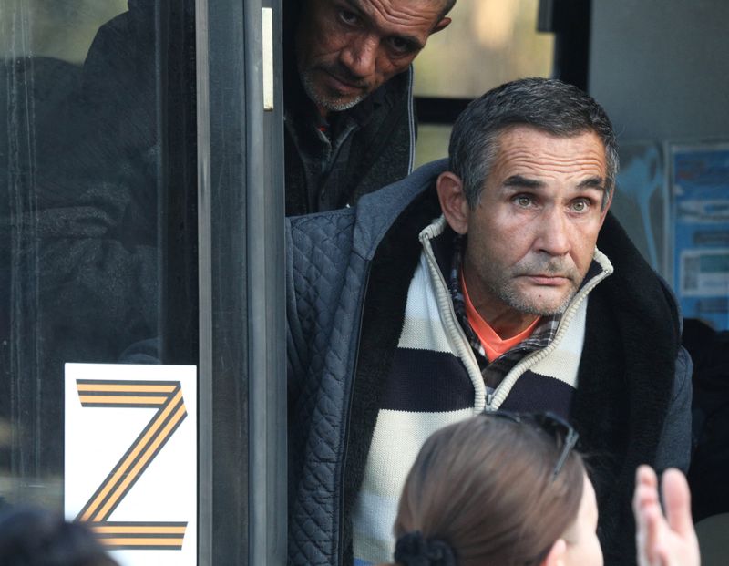 &copy; Reuters. Des civiles évacués de la région ukrainienne de Kherson sous contrôle russe descendent d'un bus à leur arrivée à une gare dans la ville de Dzhankoi, Crimée. /Photo prise le 2 novembre 2022/REUTERS/Alexey Pavlishak