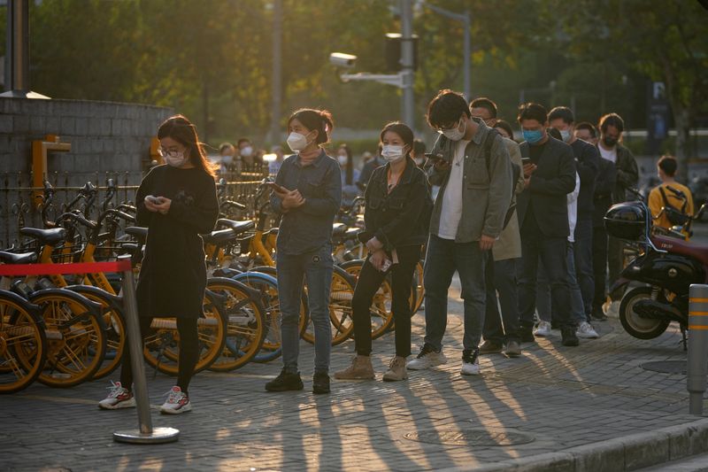 &copy; Reuters. أشخاص يصطفون لإجراء اختبار فيروس كورونا في شنغهاي يوم الأول من نوفمبر تشرين الأول 2022. تصوير: آلي سونغ - رويترز.