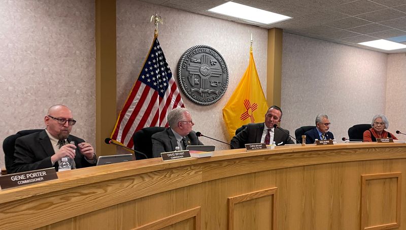 &copy; Reuters. Clovis Mayor Mike Morris presides over a city commission meeting in Clovis, New Mexico, U.S., November 3, 2022. REUTERS/Brad Brooks