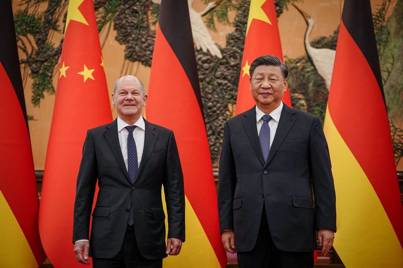 &copy; Reuters. الرئيس الصيني شي جين بينغ و المستشار الألماني أولاف شولتس في بكين يوم الجمعة. صورة لرويترز من ممثل لوكالات الأنباء.