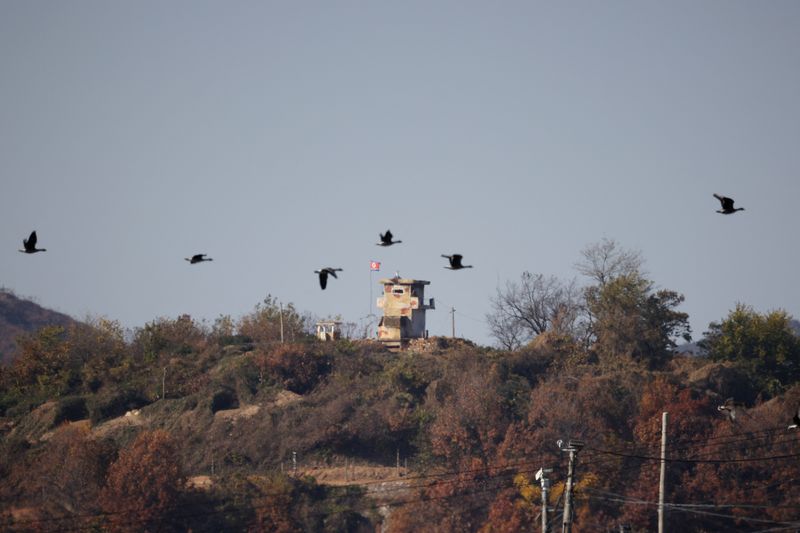 &copy; Reuters. Des oiseaux survolent un poste de garde nord-coréen sur cette photo prise près de la zone démilitarisée séparant les deux Corées, à Paju, en Corée du Sud. /Photo prise le 4 novembre 2022/REUTERS/Kim Hong-Ji