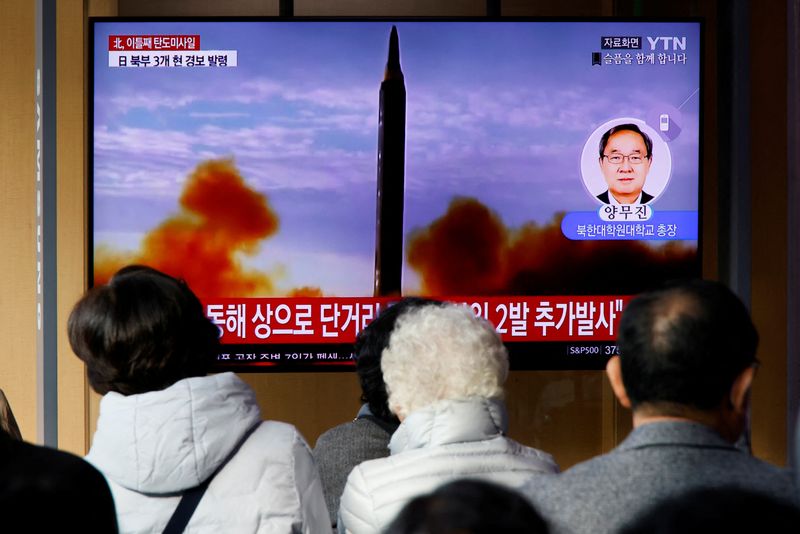 © Reuters. أشخاص يشاهدون تقريرا عن إطلاق كوريا الشمالية صاروخا باليستيا قبالة ساحلها الشرقي في سول يوم الخميس. تصوير: هيو ران - رويترز.