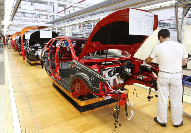 &copy; Reuters. Photo d'archives : Un mécanicien travaille sur la chaîne de production de l'usine du constructeur Audi allemand à Ingolstadt. /Photo prise le 8 mars 2010/REUTERS/Michaela Rehle