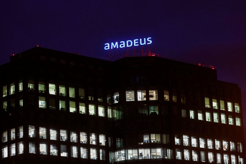 &copy; Reuters. FOTO DE ARCHIVO: El logotipo de Amadeus en sus oficinas de Madrid, España, el 27 de abril de 2022. REUTERS/Susana Vera