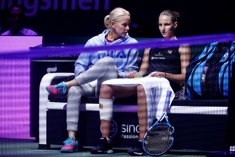 &copy; Reuters. لاعبة التنس التشيكية كارولينا بليسكوفا (يمين) والمدربة رينيه ستابز في صورة من أرشيف رويترز.