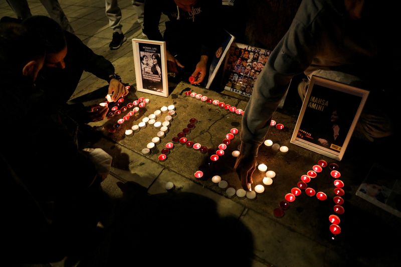 &copy; Reuters. متظاهرون يضيئون الشموع في احتجاج بأثينا بعد وفاة الإيرانية مهسا أميني بتاريخ 29 اكتوبر تشرين الأول 2022. تصوير: لويزا فرادي - رويترز.