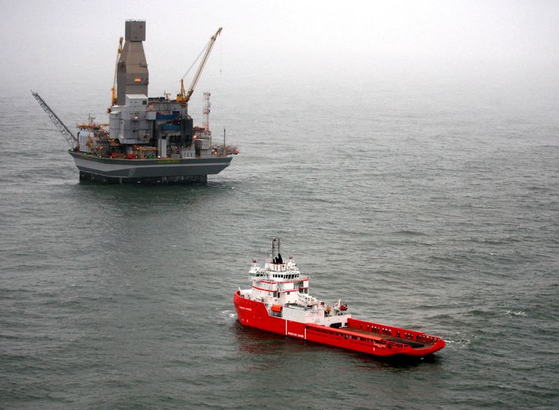 &copy; Reuters. FILE PHOTO: A vessel leaves the Orlan oil plattform at Sakhalin-1's off-shore rig at the Chaivo field, some 11 km (7 miles) off the east cost of Sakhalin island October 10, 2006. REUTERS/Sergei Karpukhin