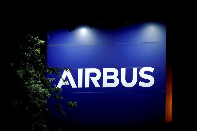 &copy; Reuters. Photo d'archives : Un logo d'Airbus est vu à l'entrée de son usine à Blagnac près de Toulouse. /Photo prise le 2 juillet 2020/REUTERS/Benoit Tessier