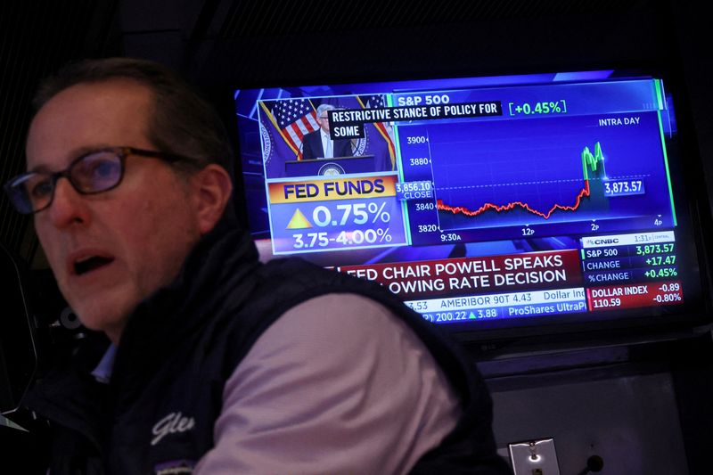 &copy; Reuters. A screen displays Federal Reserve Chair Jerome Powell speaking as a trader works on the floor of the New York Stock Exchange (NYSE) in New York City, U.S., November 2, 2022.  REUTERS/Brendan McDermid