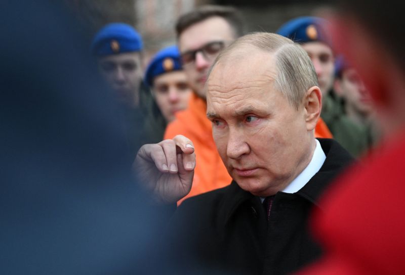 &copy; Reuters. الرئيس الروسي فلاديمير بوتين في موسكو يوم الجمعة في صورة حصلت عليها رويترز من وكالة سبوتنيك للأنباء. 