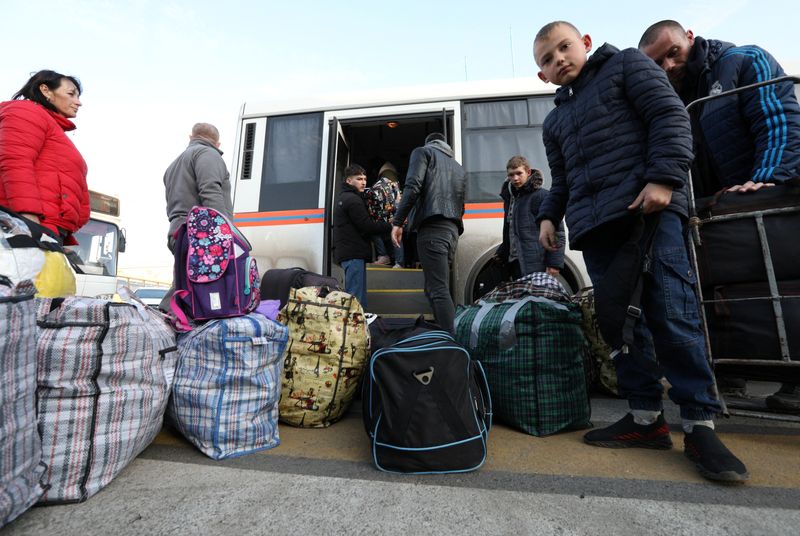 &copy; Reuters. Varias personas evacuadas de la zona bajo control ruso de la región ucraniana de Jersón bajan de un autobús en la estación de tren de Dzhankoi, Crimea, el 2 de noviembre de 2022. REUTERS/Alexey Pavlishak