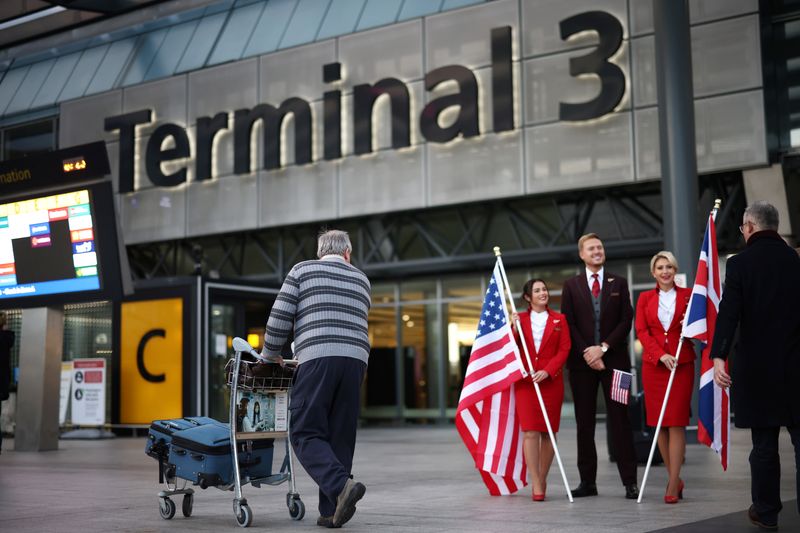 &copy; Reuters. مسافرون يصلون إلى مطار هيثرو في لندن في صورة من أرشيف رويترز.