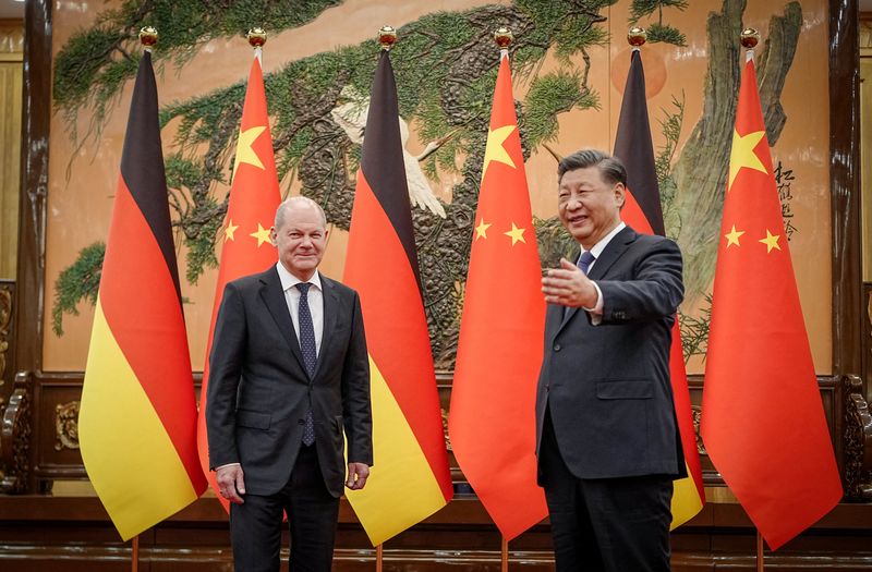 &copy; Reuters. Chanceler alemão Scholz com presidente da China Xi Jinping em Pequim
 4/11/2022     Kay Nietfeld/Pool via REUTERS