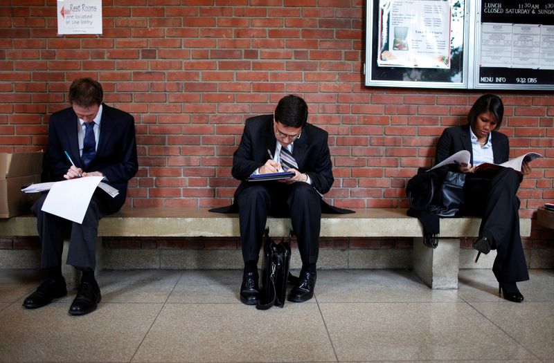 &copy; Reuters. Pessoas se preparam para feira de carreiras m New Brunswick, Nova Jersey, EUA
06/01/2011. REUTERS/Mike Segar/Files