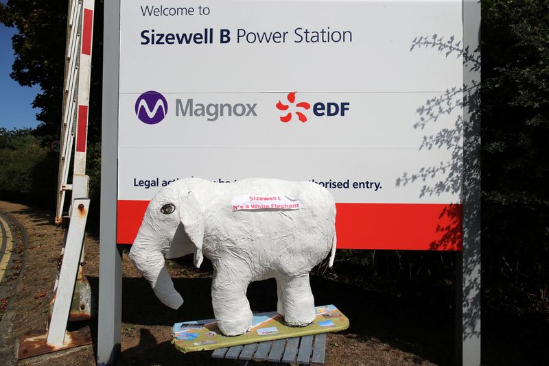 &copy; Reuters. L'éléphant blanc d'un manifestant est exposé lors d'une manifestation contre le projet de centrale nucléaire Sizewell C d'EDF, avant la visite de l'ancien Premier ministre britannique Boris Johnson à la centrale nucléaire Sizewell B, à Sizewell, en