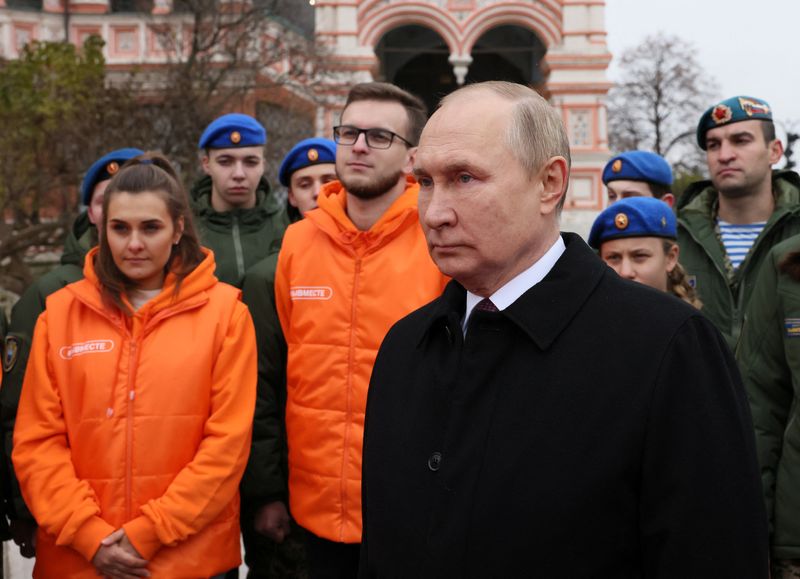 &copy; Reuters. الرئيس الروسي فلاديمير بوتين في احتفال بيوم الوحدة الوطنية الروسي في موسكو يوم الجمعة في صورة لرويترز من وكالة سبوتنيك للأنباء.