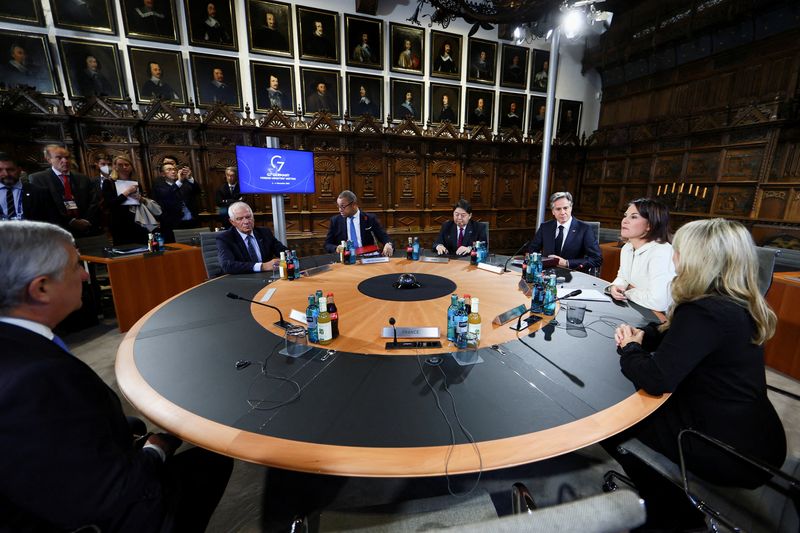 © Reuters. وزراء خارجية الدول السبع الصناعية الكبرى خلال اجتماع في مونتسر بألمانيا يوم الخميس. صورة من ممثل لوكالات الأنباء. 