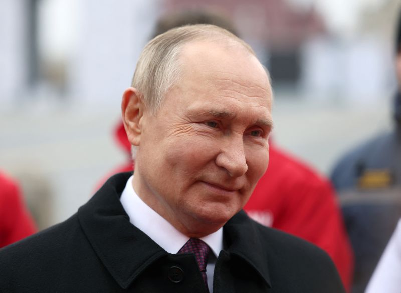 &copy; Reuters. الرئيس الروسي فلاديمير بوتين في وسط موسكو يوم الجمعة. صورة من ممثل لوكالات الأنباء. 