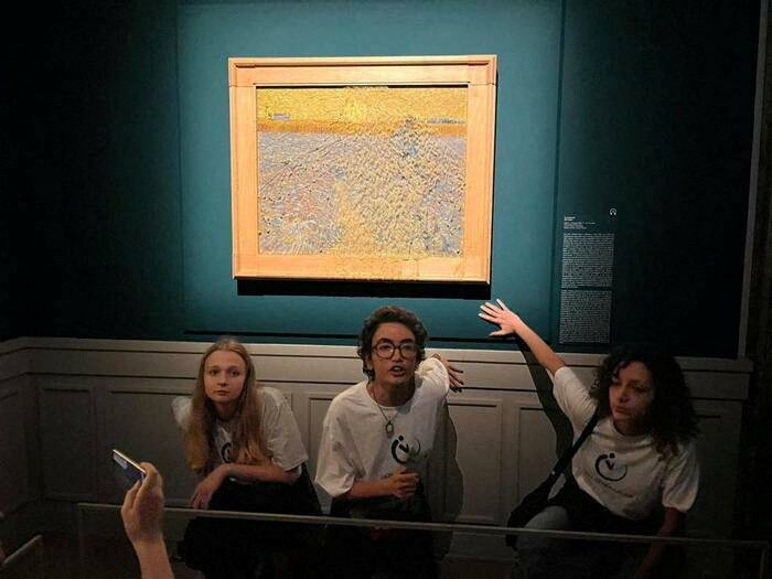 &copy; Reuters. Activistas de ''Ultima Generazione (Última Generación)" pegan sus manos a la pared después de lanzar sopa a un cuadro de Van Gogh "El Sembrador" en el Palacio Bonaparte en Roma, Italia, 4 de noviembre de 2022. Arthemisia/Handout via REUTERS