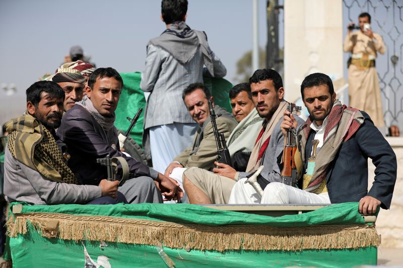 © Reuters. مقاتلون من جماعة الحوثي في صنعاء في صورة من أرشيف رويترز. 